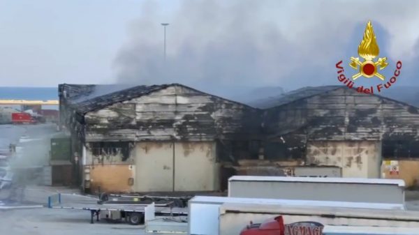 incendio nel porto di Ancona