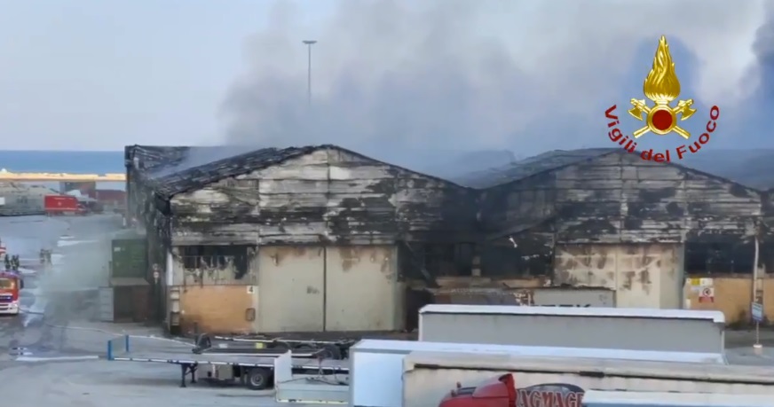 incendio nel porto di Ancona